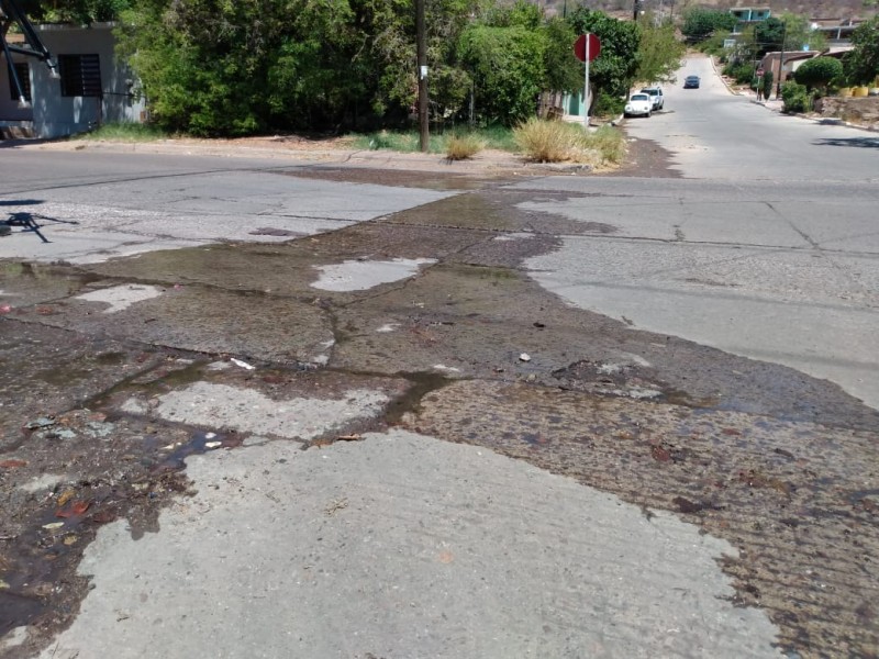 Continúan derrames de agua por las calles