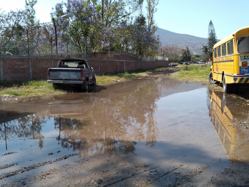 Continúan en Jiquilpan fugas de agua potable