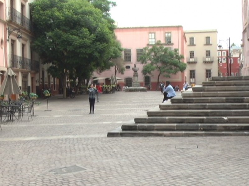 Continúan estacionándose en la Plazuela Miguel Auza