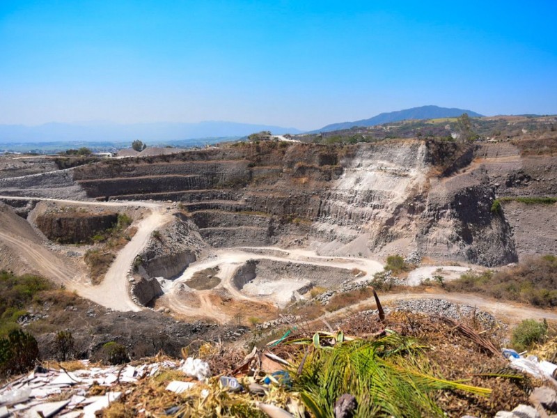 Continúan extrayendo material pétreo del cerro de San Juan