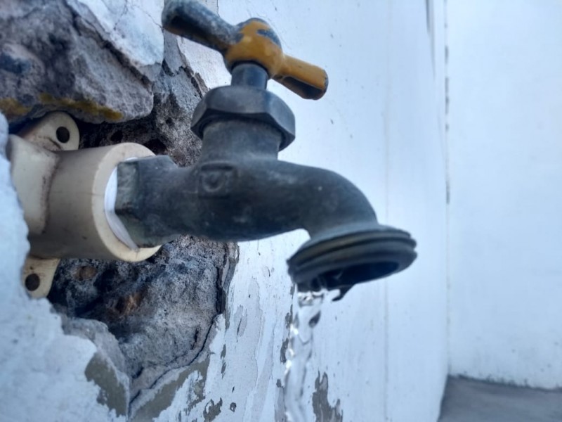 Continúan fallas en suministro de agua potable