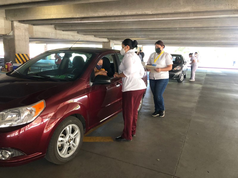 Continúan filas de vehículos en Unison para vacunación a maestros