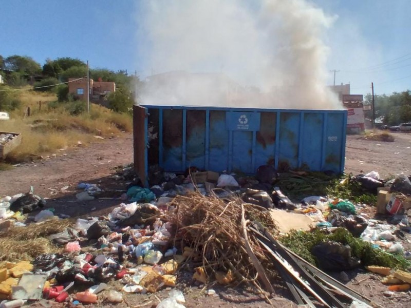 Continúan incendios en contenedores, ahora en el Rastro