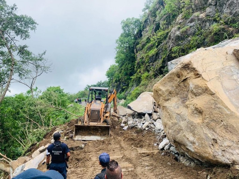 Continúan incomunicados tramos de la carretera Costera en Michoacán