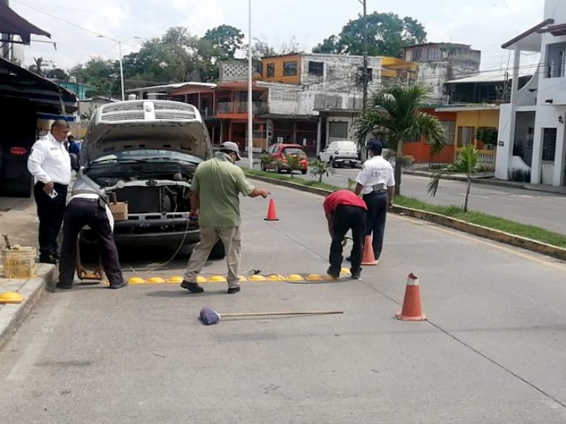 Continúan instalando reductores de velocidad en Tuxpan