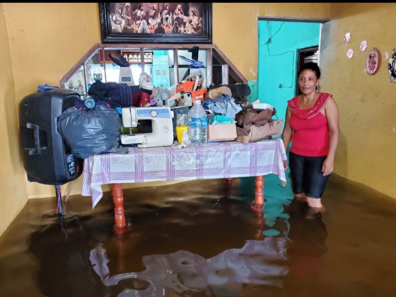 Continúan inundaciones en la localidad de El Camarón