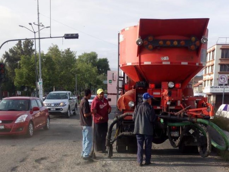 Continúan jornadas de bacheo en diversas calles