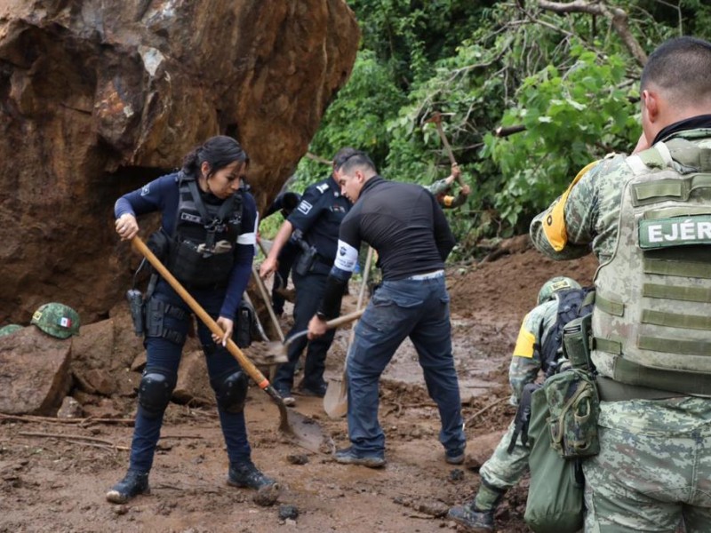 Continúan labores de limpieza en carreteras michoacanas