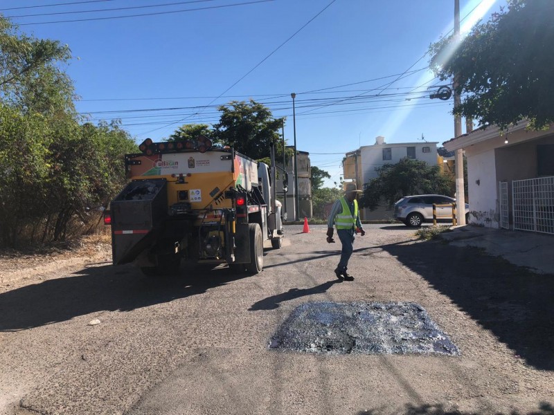 Continúan labores de mantenimiento en vialidades de Culiacán