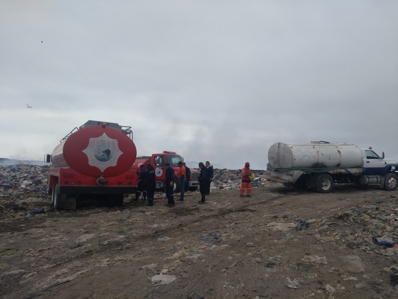 Continúan labores para sofocar incendio en basurero municipal