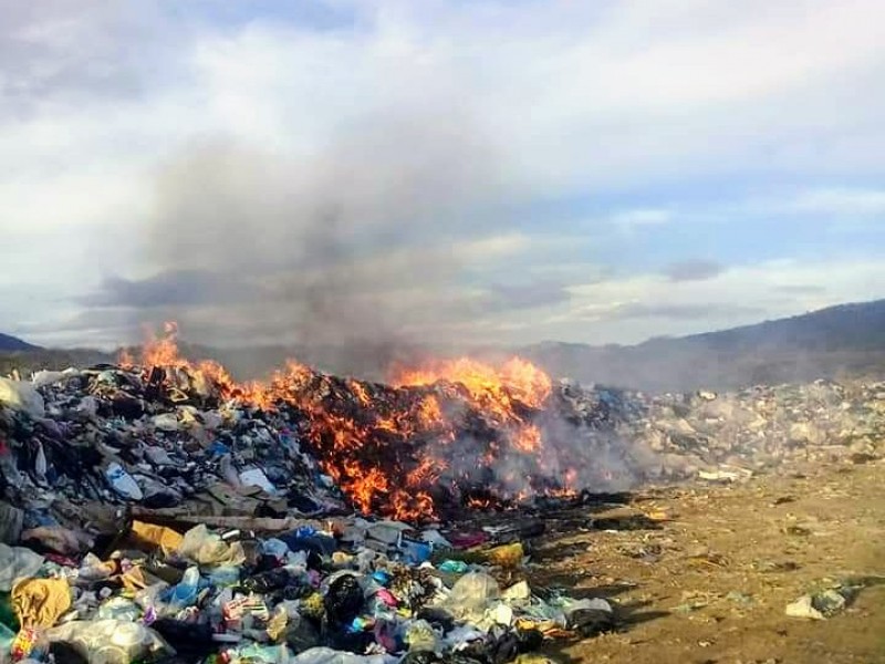 Continúan labores para sofocar incendio  en Tangamandapio