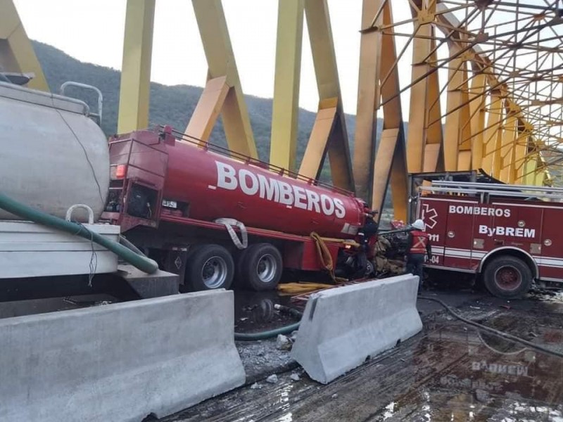 Continúan labores tras accidente en Autopista Siglo XXI