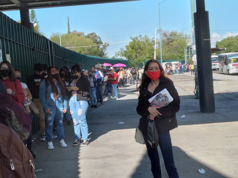 Continúan largas filas en módulo de vacunación de Ciudad Universitaria