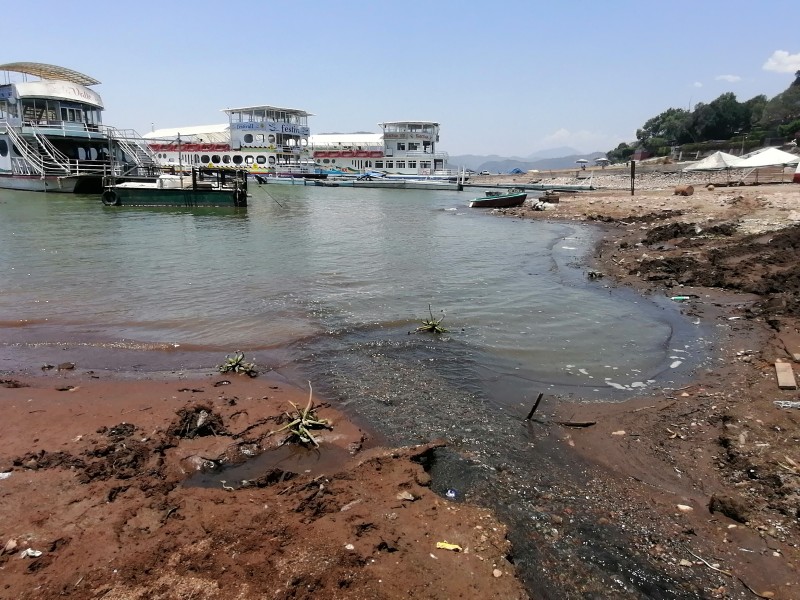 Continúan las descargas de aguas negras en presa de Valle