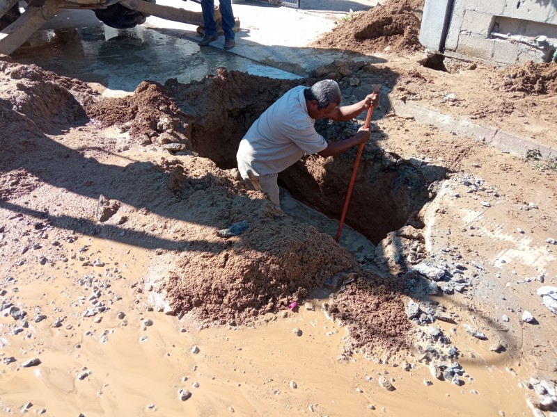 Continúan las fugas de agua en colonias del municipio