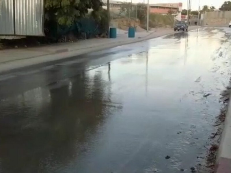 Continúan las fugas de agua potable en el municipio