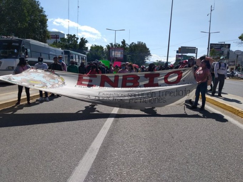 Continúan las protestas de normalistas en Oaxaca