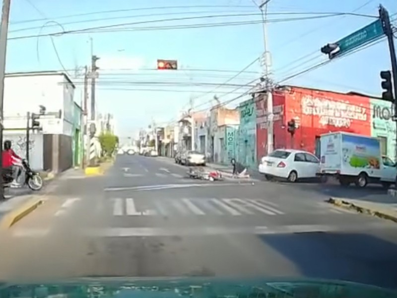 Continúan los accidentes en zona centro; camioneta se pasa el alto