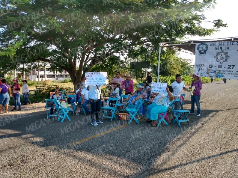 Continúan los bloqueos carreteros en Juchitán