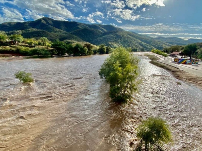 Continúan los escurrimientos a la presa 