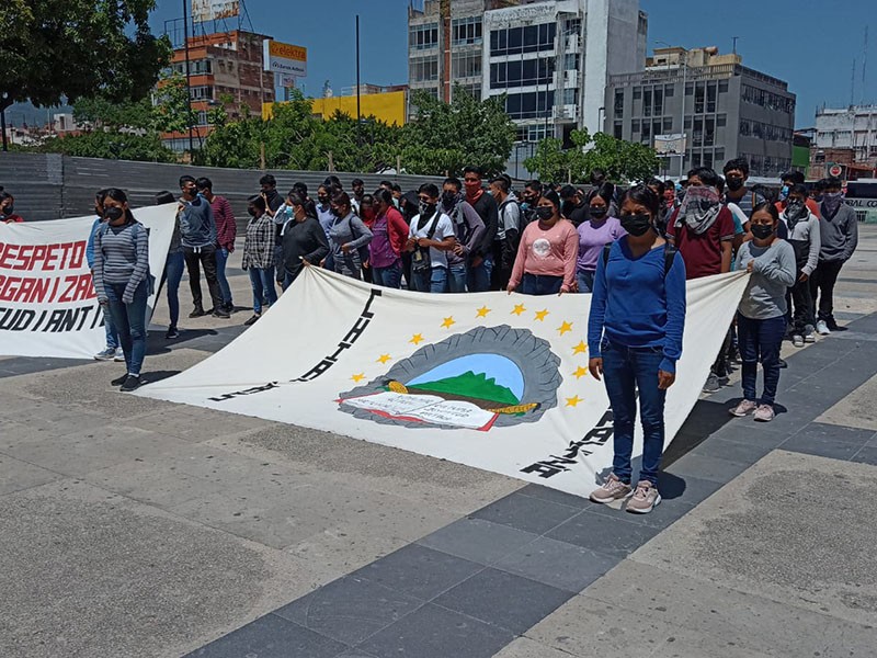 Continúan manifestaciones de normalistas