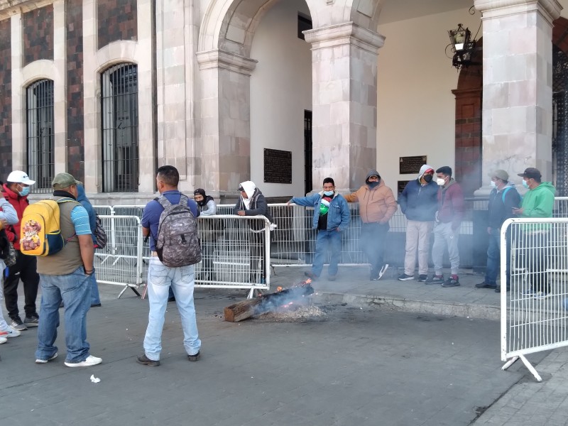 Continúan manifestaciones por parte de trabajadores del Ayuntamiento de Toluca