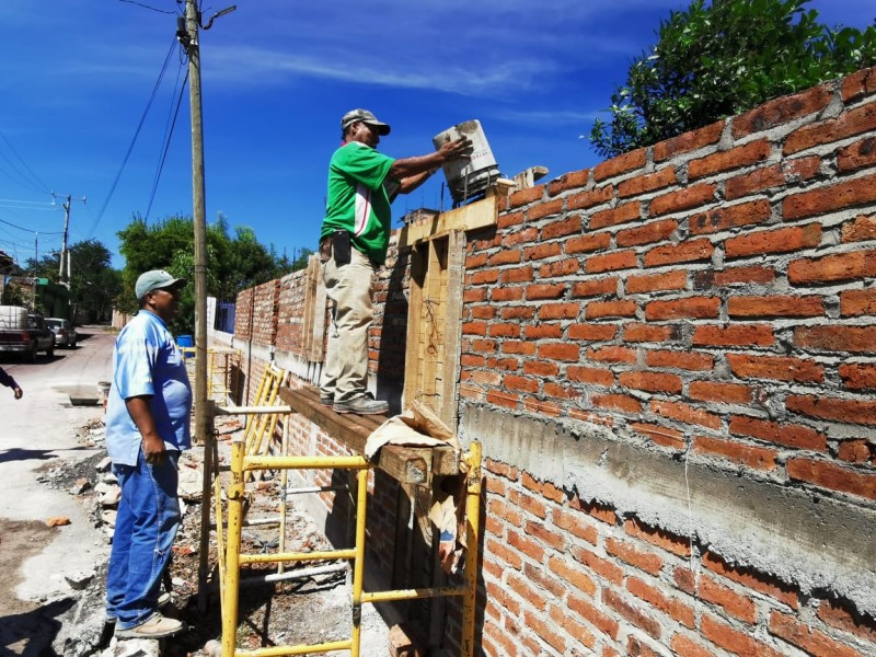 Continúan mejoras a infraestructura educativa, construyen muro perimetral