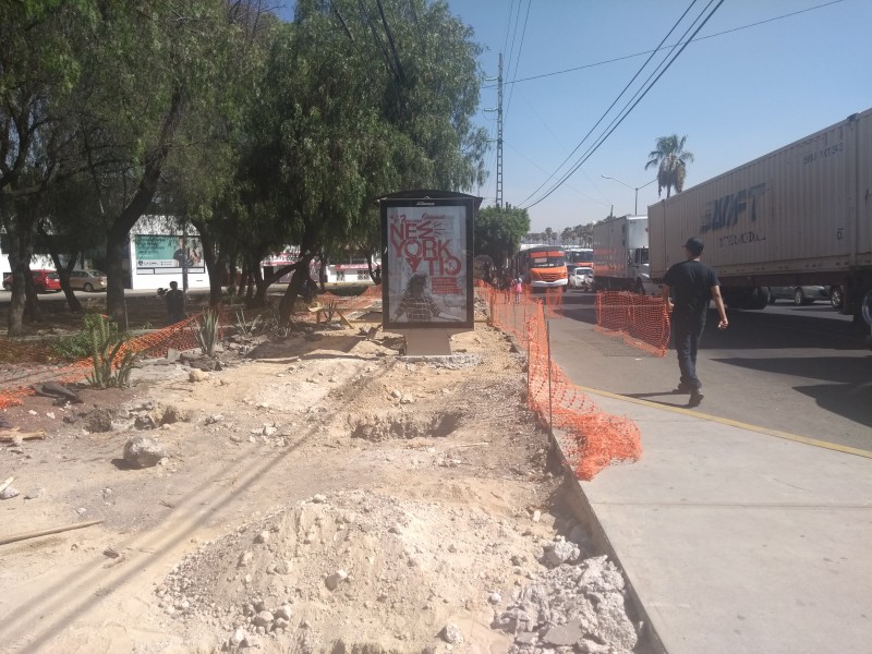 Continúan obras en paradas de camión