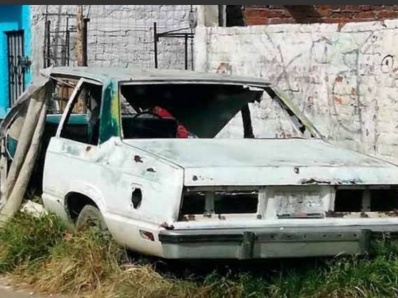 Continúan operativos de retiro de autos abandonados en vía pública
