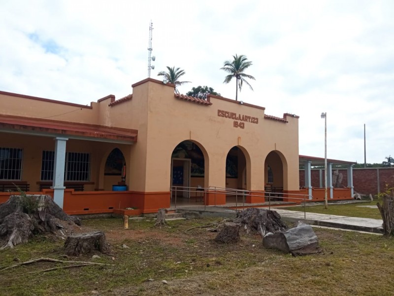 Continúan pendientes obras en escuela primaria Artículo 123 de Tuxpan