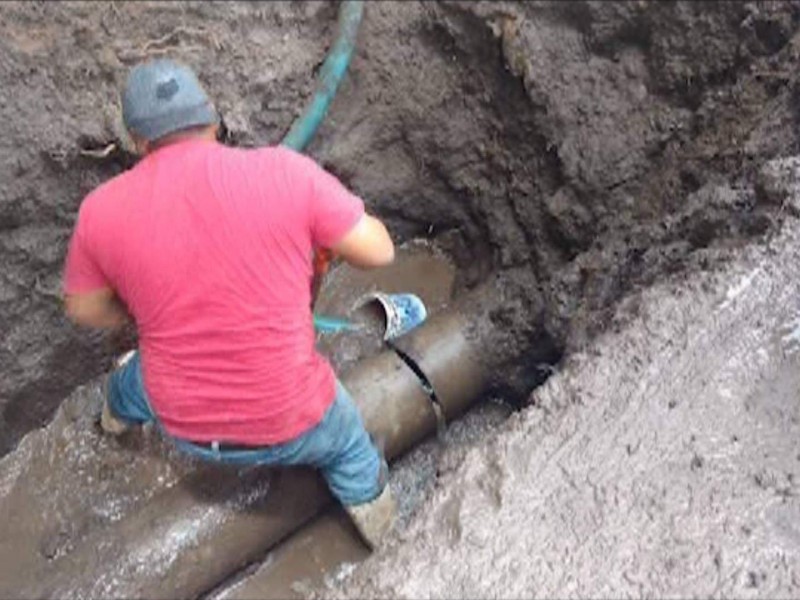 Continúan problemas con tuberías de agua potable