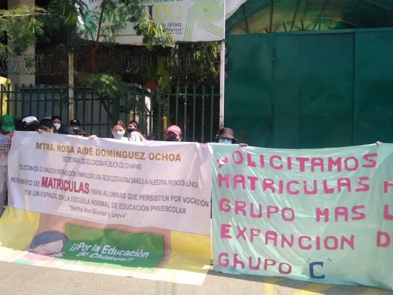 Continúan protestas de aspirantes a Normal de Educadoras