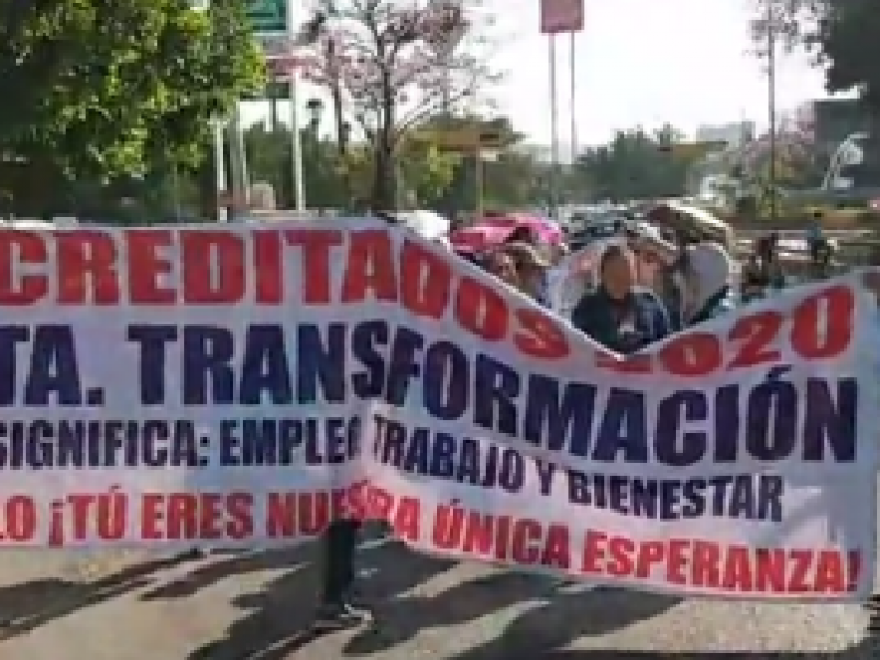 Continúan protestas de maestros acreditados