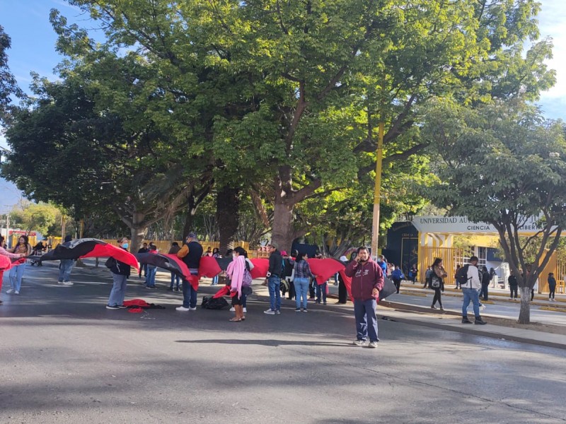 Continúan protestas de STEUABJO; exigen aumento salarial