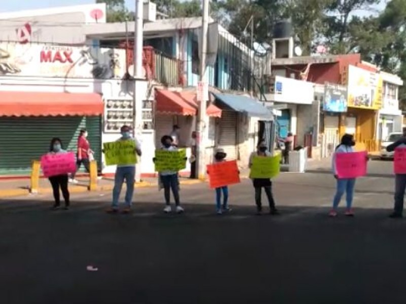 Continúan protestas en mercado Amalucan