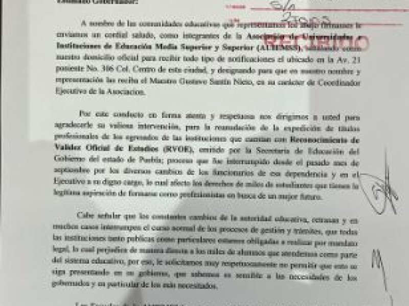 Continúan quejas de estudiantes por falta de títulos