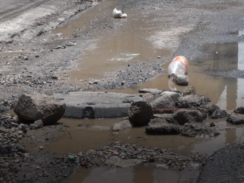 Continúan reportes por desbordamiento de aguas negras