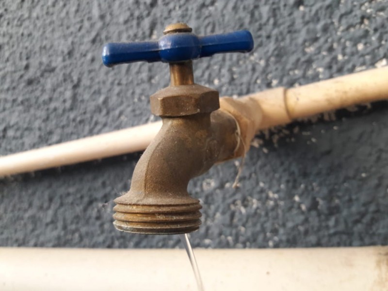 Continúan reportes por falta de agua