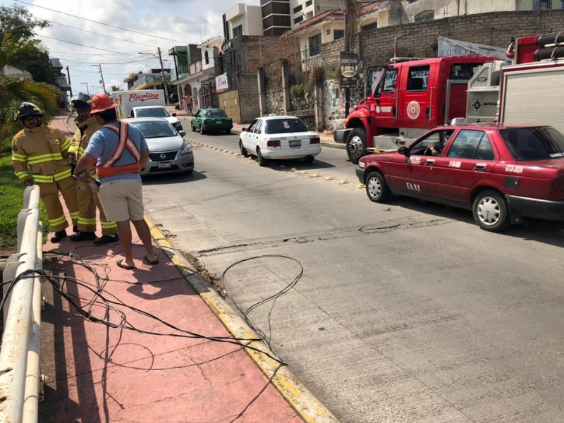 Continúan reportes sobre cables derribados