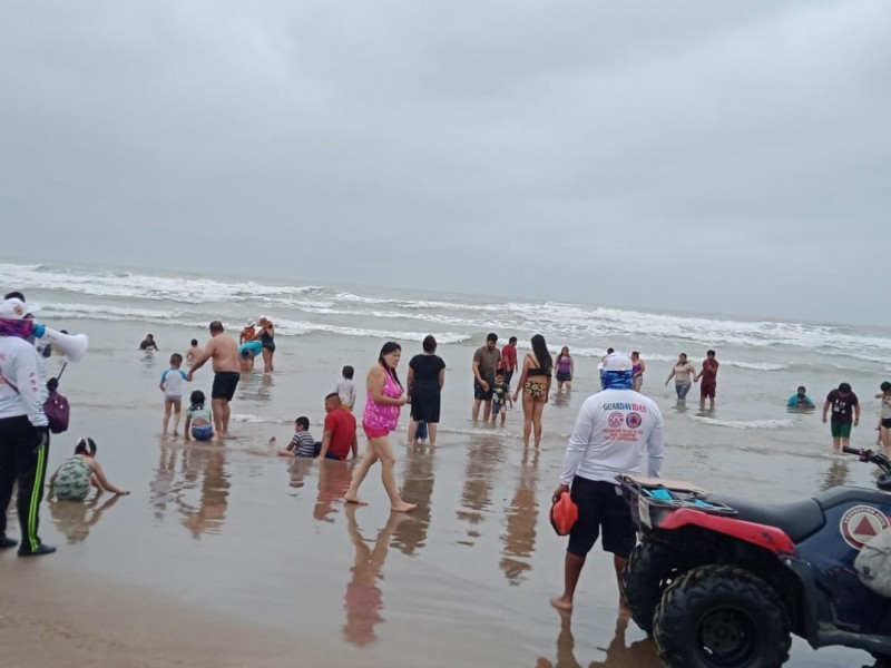 Continúan rescates de personas arrastradas por el mar en Tuxpan
