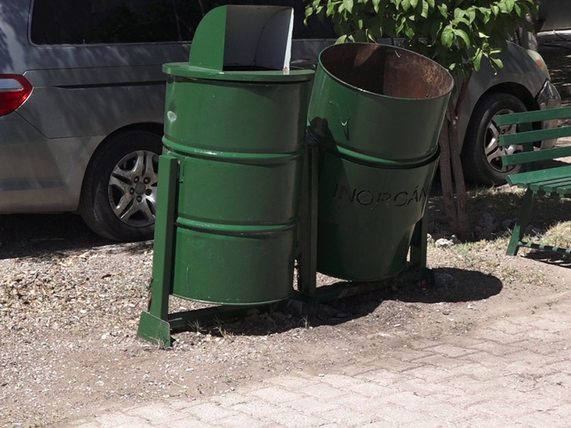 Continúan tirando basura doméstica en plazas de Torreón