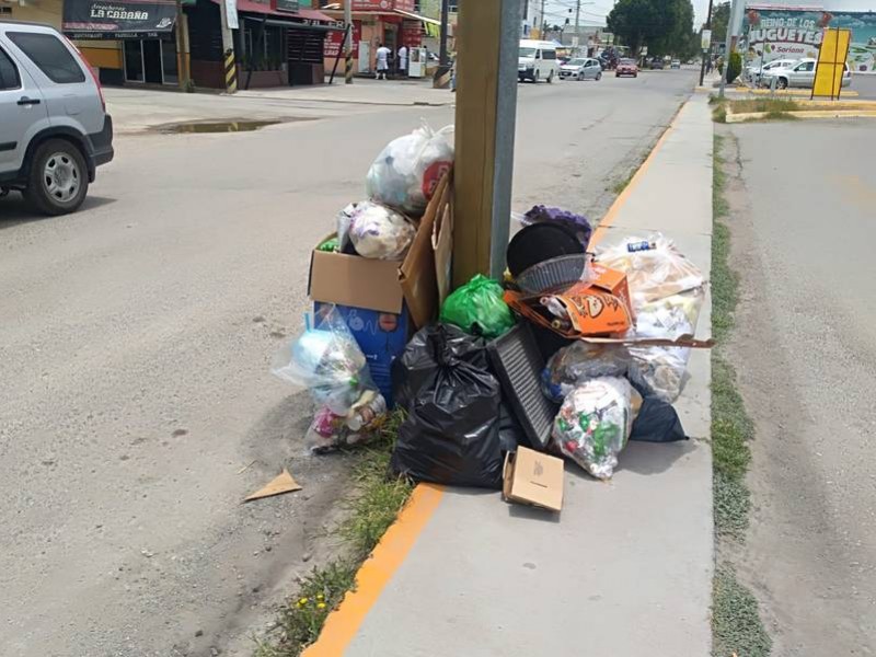 Continúan tirando basura en Villas de la Luz