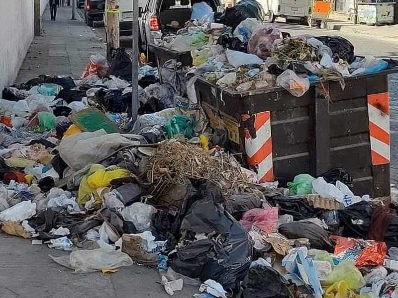 Continúan tirando basura en Villas de la Luz.