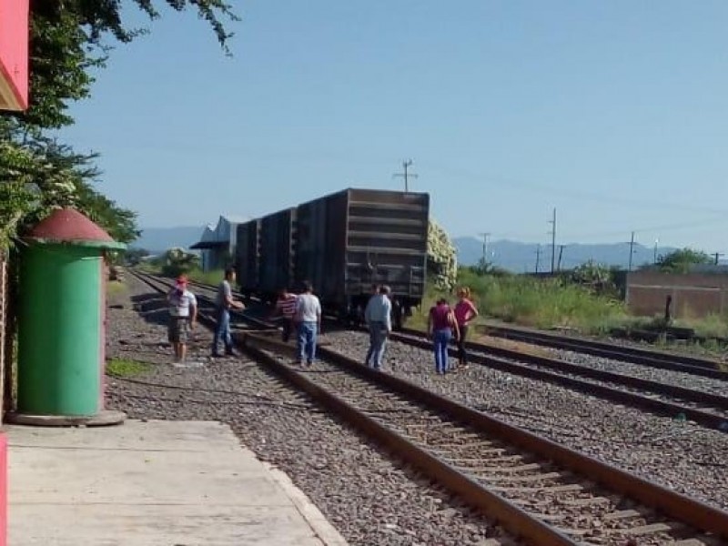 Continúan tomas en vías férreas por normalistas