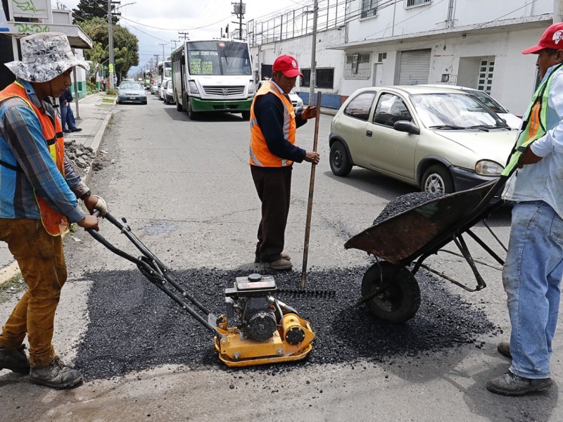 Continúan trabajos de bacheo en la capital mexiquense