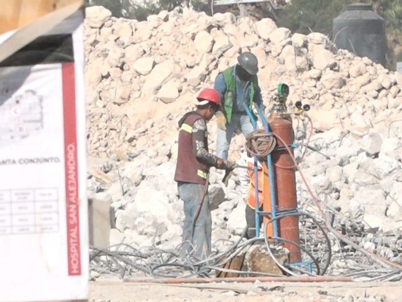 Continúan trabajos de demolición en San Alejandro