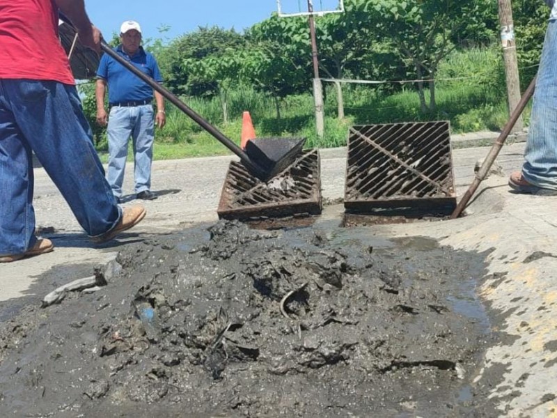 Continúan trabajos de desazolve en drenes pluviales del municipio