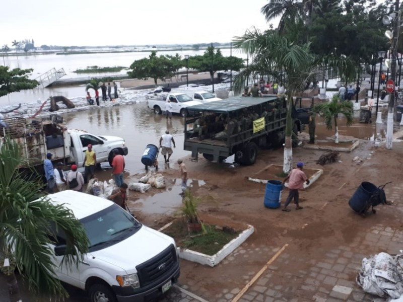 Continúan trabajos de limpieza en Tlacotalpan tras inundación