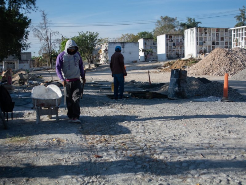 Continúan trabajos de mantenimiento en panteón municipal