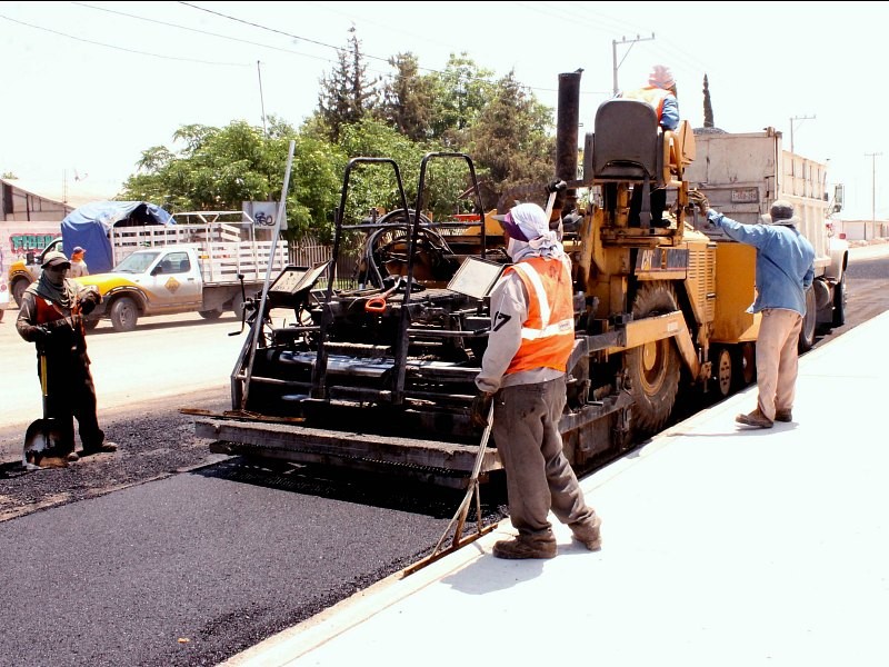 Continúan trabajos de pavimentación en Gómez Palacio